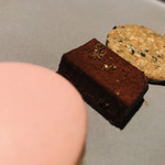 TexturA - 【プティフール】小菓子です。
      左から
      ■マカロン
      ■チョコレート
      ■ゴマの煎餅
      ■マーマレードのグミ
      