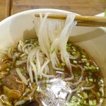 チョップスティックス - 麺をタレにくぐらせて食べると、コシの強い米麺に酸味と塩気と旨味がこだまするタレの風味が馴染んでウマウマ！
