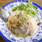 チョップスティックス - チキンライスこと「コムガー」は、シンガポールチキンライス同様にご飯に鶏の旨味たっぷり！メチャ食が進みます！