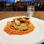 Torattoriagurato - 生パスタ・ホエー豚ベーコンとナスのトマトソース。900円