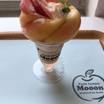 フルーツファクトリー モーン デ レトロ - 白桃のパフェ(１２００円)
