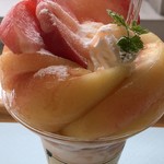フルーツファクトリー モーン デ レトロ - 白桃のパフェ(１２００円)
