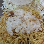 Okonomiyaki Hirano - ２　そばの上に、下ごしらえしたライス投入。