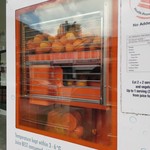 Birds of Paradise Gelato Boutique - 街中にオレンジを絞ってくれる自販機が