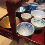 にい留 - 猪口を選び日本酒を