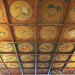 日光金谷ホテル - 小食堂を彩る見事な天井画は、東照宮拝殿へのオマージュであろう