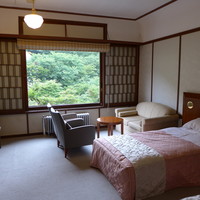 日光金谷ホテル - 窓から見える緑と、可愛いピンク色のベッドメイクが印象的