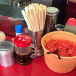 安全食堂 - 卓上の調味料。意外とカスタマイズしやすいラーメンです。