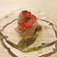 鮨 千陽 - 金目鯛の梅酒盗風味焼き。綺麗な焼き加減だが味つけがあまりに薄く繊細すぎるかな。色合いは美しくいい感じ。