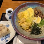 うどん屋麺之介 - 日替わりのうどん単品。ズッキーニと茄子の天ぷら、国産牛肉のぶっかけ。