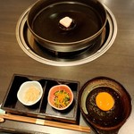 もん善別館 -  脂はラード(豚脂)ではなく旨味をたっぷり含んだ牛脂を使っておられます(o^^o)
             手前の小鉢は先付けになりますが、2品とも美味しかったです(o^^o)