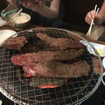 炭火焼肉 ぐら - リブロース焼き上げ