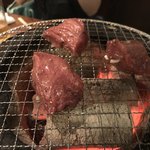 炭火焼肉 ぐら - ぐらの牛タン焼き上げ