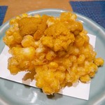 お料理 とみやま - 玉蜀黍のかき揚げ　雲丹が乗っています