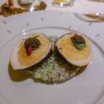 ロオジエ - 潮の香りのジュレで包むキャビア・オシェトラと３種類の貝 なめらかな帆立貝のクリームとオイスターリーフ