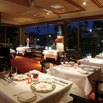 レストラン 香松 - 水の庭を眺められる窓際席は人気。ムードある空間で心に響くひとときを…