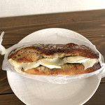 五空ぱん - カマンベールチーズとバジルのパン