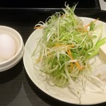 しゃぶ葉 - しゃぶ葉 西葛西駅前店 セルフ調達した細切り香味野菜などと本格すき鍋だしに付く生卵