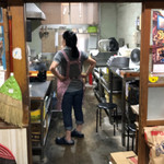 須崎食料品店 - うどん茹でてる人。
      暑そやなぁ。(￣O￣;)