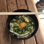 須崎食料品店 - 冷うどん小、生卵、ねぎ、生姜。230円！
      