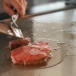 ステーキハウス　オリエンタル - フランベの前にたっぷりの油をかけて