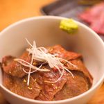 검은 털 일본소의 쇠고기 토로 덮밥