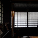 タケル クインディチ - 入り口引き戸を店内より