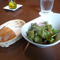 RISTORANTE Orobianco - バケット、サラダ