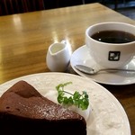 G.C.G golf cafe gian - 食後に注文したホットコーヒーとチョコレートケーキ