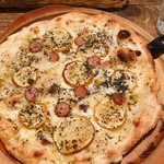 サラサ３ - チーズのピザ。丸いのはなに？ジャガイモ？