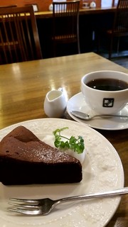 G.C.G golf cafe gian - 食後に注文したホットコーヒーとチョコレートケーキ