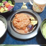 松屋 - うまトマハンバーグ
            ビーツのサラダ
            カブとキャベツの味噌汁