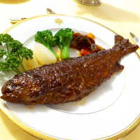 日光金谷ホテル - 全長30cm、プレートからはみ出さんばかりのニジマス。王者の貫禄です