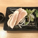 炭火焼鳥とりっこ - 知覧鳥のタタキ。
      地鶏感はなくて柔らかでした