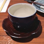 Nikuwashokutosobahonegishi - なんかちょう辛口の酒一合。お茶碗にもっきるスタイル。茶托にこぼれさすのさ。