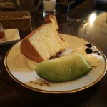 カフェ・ル・プティ・ニ・トロワ - 季節のケーキ シフォンケーキ