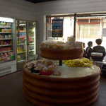 Tsuruya Pan - 店内ではドリンクや駄菓子も販売。パン置き場そのものが「まるい食パン」の形になってます！