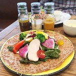 クレープリー・スタンド シャンデレール - ヘルシーチキンと季節野菜のサラダガレット