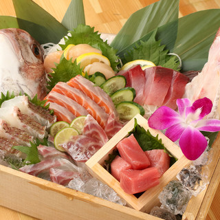 还有时令食材，让你感受到季节的气息。这个月的首选是牡蛎和鱼白！