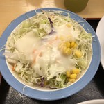 松屋 - サラダにはフレンチドレッシングをたっぷりかけて！