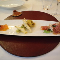 RISTORANTE REGA - サーモン・白魚のフリット・生ハムのサラダ枝付ケッパー添え