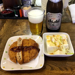 Tachiguisobakuma - 瓶ビール550円、無料お通しの冷奴、メンチ100円