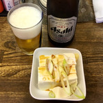 立ち食いそば 熊 - 瓶ビール550円、無料お通し冷奴