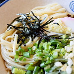大島家 - 黄色い麺は未確認で勝手に盛られたラーメン