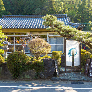 穏やかな山並みに寄り添う古民家でのひと時