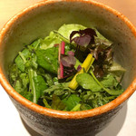 日本焼肉はせ川 - 契約農家の朝採れ野菜を使用したはせ川サラダはオリーブオイルと刻み塩こぶのみの味付け