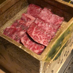 日本焼肉はせ川 - 織部の重箱、一番上は青森県産黒毛和牛のハラミ