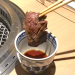 日本焼肉はせ川 - そばつゆをイメージしたキリッとした醤油ダレはわずかに付けるだけで十分