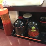 ババ ミャンマー ヌードル - 卓上。右から酢漬け唐辛子、フリカケ状唐辛子、スイートチリソース。