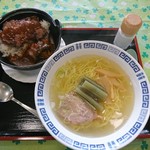 メープル - ビーフシチューが掛かったステーキ丼とクリスマス島の塩を使用した塩ラーメンのセット